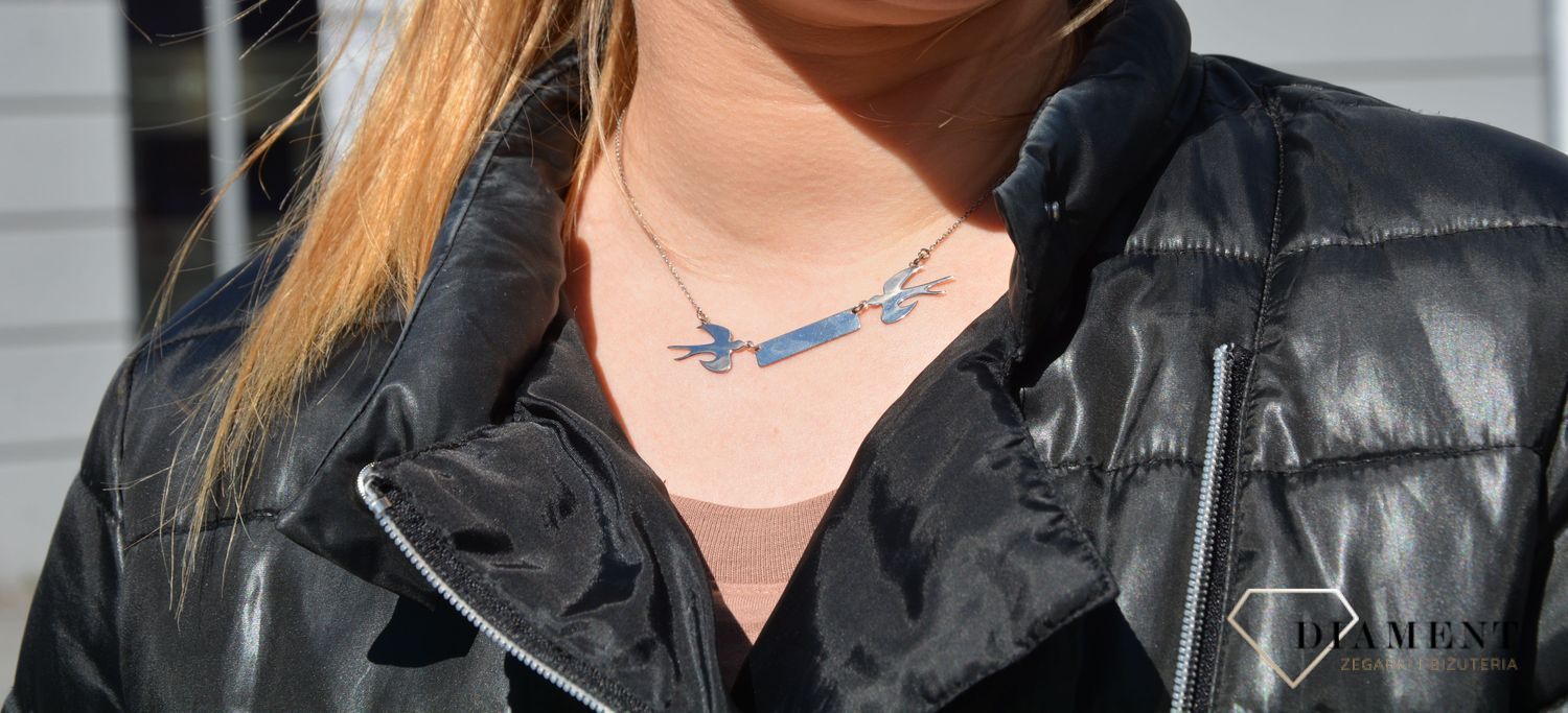 Naszyjnik srebrny jaskółki z blaszką Twój tekst.jpg